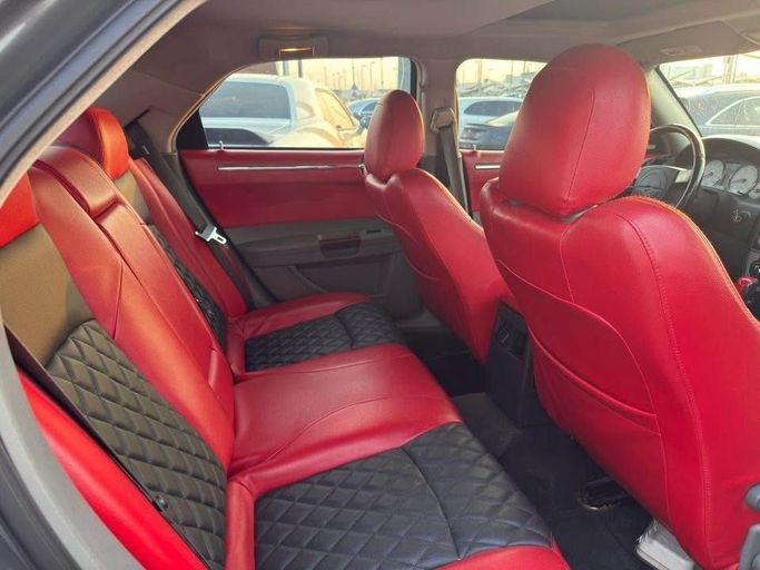 Подержанный Chrysler 300C I, 5.7 л, 2005 в Шардже от Al Suraj Al Muneer Used Cars Черный цвет. GCC | AUTO.AE