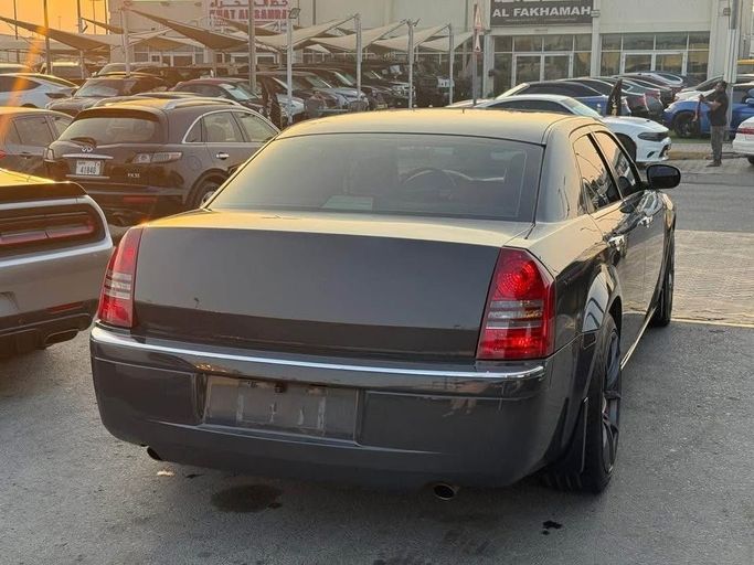 Подержанный Chrysler 300C I, 5.7 л, 2005 в Шардже от Al Suraj Al Muneer Used Cars Черный цвет. GCC | AUTO.AE
