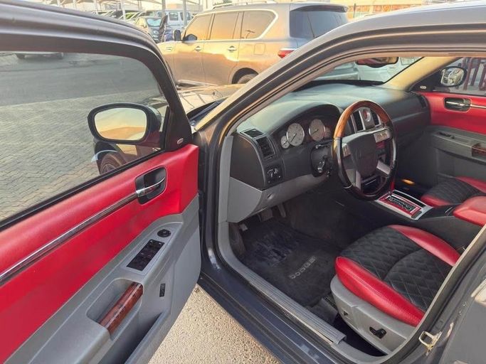 Подержанный Chrysler 300C I, 5.7 л, 2005 в Шардже от Al Suraj Al Muneer Used Cars Черный цвет. GCC | AUTO.AE