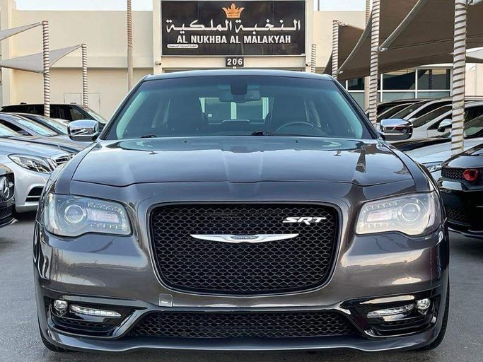 Подержанный Chrysler 300C II Рестайлинг, 3.6 л, 2019 в Шардже от Al Nukhba Al Malakyah Used Cars Серый цвет. Американская | AUTO.AE