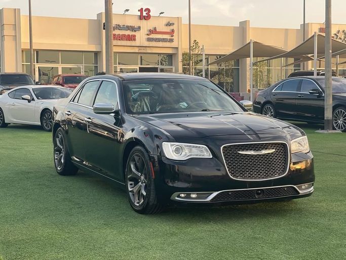 Подержанный Chrysler 300C II, 5.7 л, 2015 в Шардже от Badar Used Cars Черный цвет.  | AUTO.AE