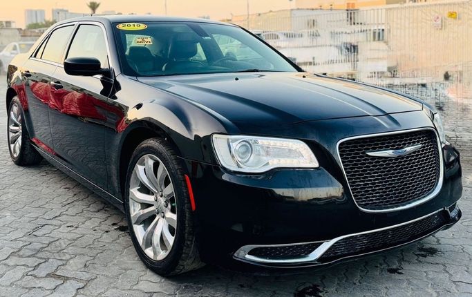 مستعملة ⁦Chrysler 300C فيس ليفت الثاني، 3.6 l، 2019⁩ في في الإمارات, الشارقة من BAB AL ROLAH USED CARS، اللون أسود. المواصفات الأمريكية | AUTO.AE | إعلان #284487