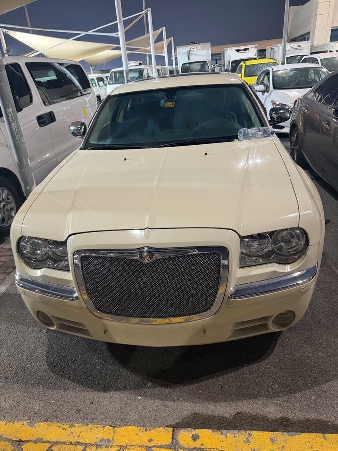مستعملة ⁦Chrysler 300C I، 3.5 l، 2010⁩ في في الإمارات, الشارقة من IQRA USED CARS TARDING EXHB LLC، اللون أبيض. مواصفات الخليج | AUTO.AE | إعلان #288173
