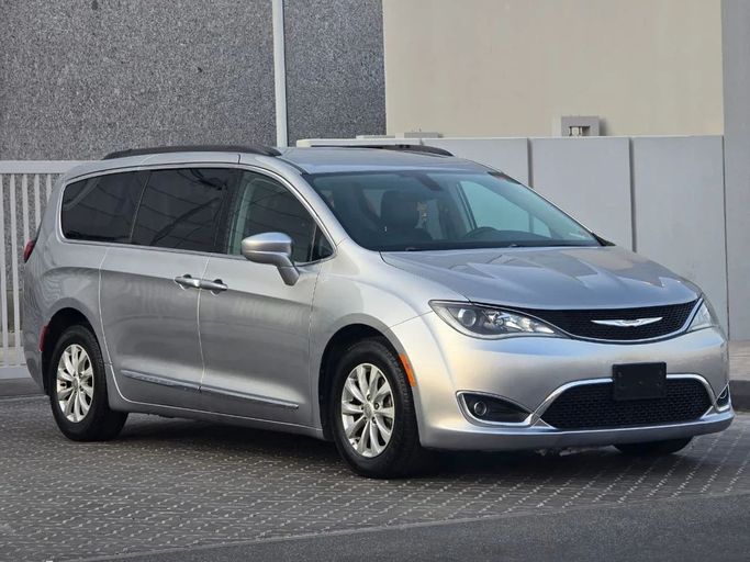 Подержанный Chrysler Pacifica RU, 3.6 л, 2017 в Шардже от Al Jana Used Cars Серебристый цвет. GCC | AUTO.AE