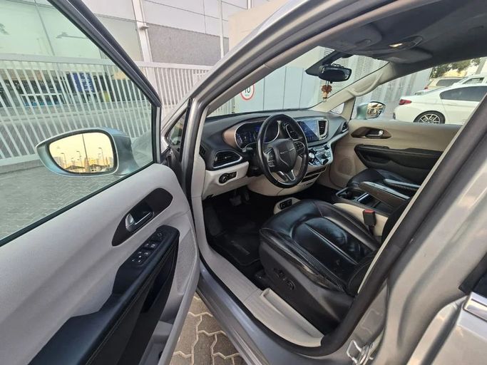 Подержанный Chrysler Pacifica RU, 3.6 л, 2017 в Шардже от Al Jana Used Cars Серебристый цвет. GCC | AUTO.AE