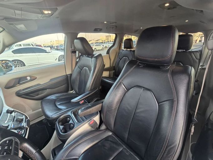 Подержанный Chrysler Pacifica RU, 3.6 л, 2017 в Шардже от Al Jana Used Cars Серебристый цвет. GCC | AUTO.AE