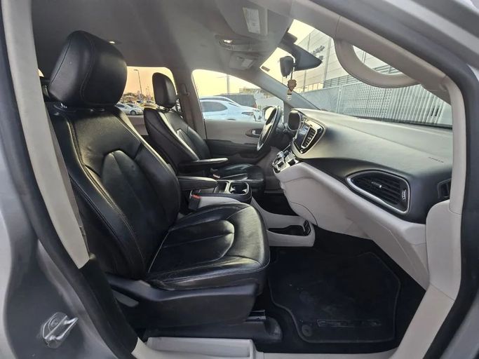 Подержанный Chrysler Pacifica RU, 3.6 л, 2017 в Шардже от Al Jana Used Cars Серебристый цвет. GCC | AUTO.AE