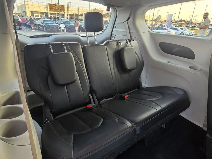 Подержанный Chrysler Pacifica RU, 3.6 л, 2017 в Шардже от Al Jana Used Cars Серебристый цвет. GCC | AUTO.AE