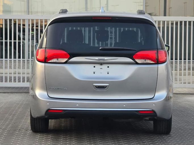 Подержанный Chrysler Pacifica RU, 3.6 л, 2017 в Шардже от Al Jana Used Cars Серебристый цвет. GCC | AUTO.AE