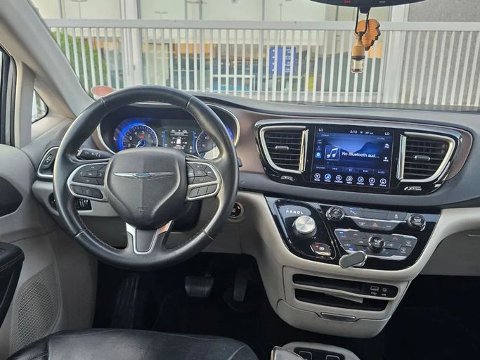 Подержанный Chrysler Pacifica RU, 3.6 л, 2017 в Шардже от Al Jana Used Cars Серебристый цвет. GCC | AUTO.AE