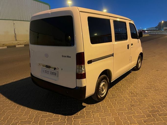 Used Daihatsu Gran Move, 1.5 l, 2002 in Sharjah, White color. GCC Specs | AUTO.AE