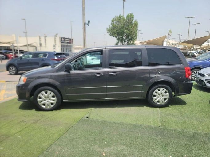 Подержанный Dodge Caravan V, 3.6 л, 2017 в Шардже от Tabarak Used Cars Серый цвет. Американская | AUTO.AE