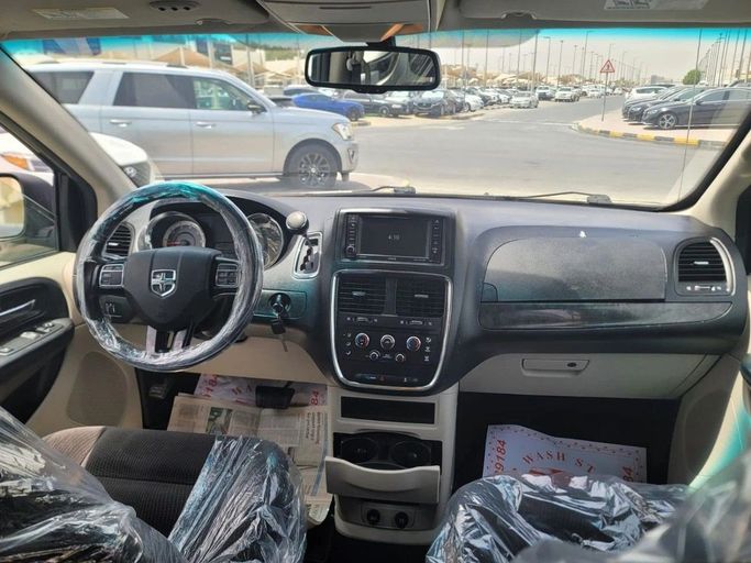 Подержанный Dodge Caravan V, 3.6 л, 2017 в Шардже от Tabarak Used Cars Серый цвет. Американская | AUTO.AE