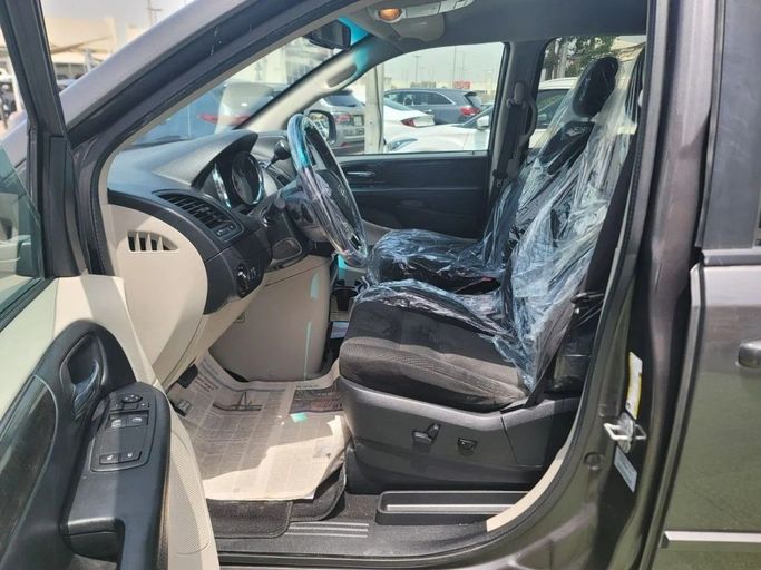 Подержанный Dodge Caravan V, 3.6 л, 2017 в Шардже от Tabarak Used Cars Серый цвет. Американская | AUTO.AE