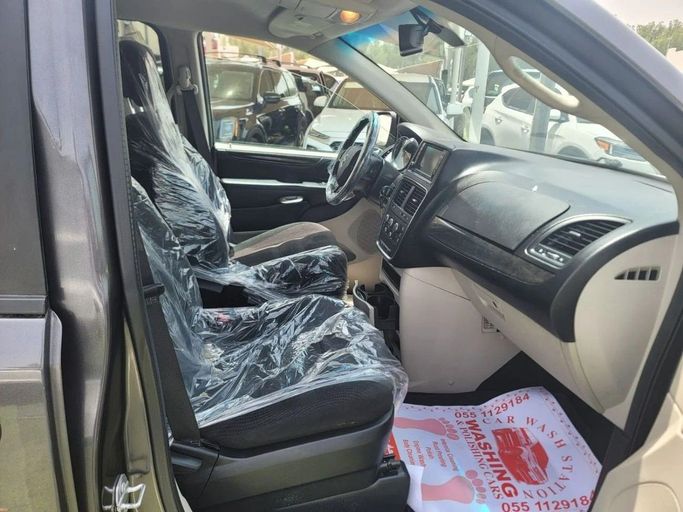 Подержанный Dodge Caravan V, 3.6 л, 2017 в Шардже от Tabarak Used Cars Серый цвет. Американская | AUTO.AE