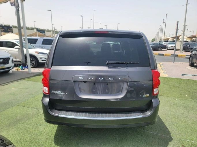Подержанный Dodge Caravan V, 3.6 л, 2017 в Шардже от Tabarak Used Cars Серый цвет. Американская | AUTO.AE