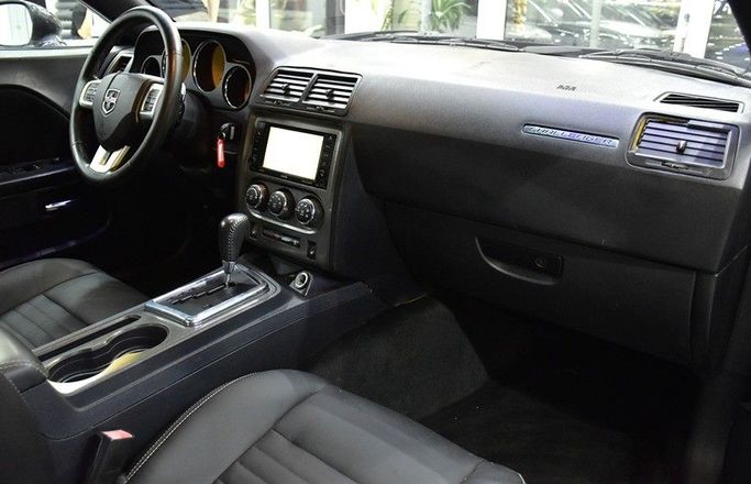 Подержанный Dodge Challenger R_T III Рестайлинг, 5.7 л, 2012 в Шардже от Honey Gidosha Used Cars Tr. Черный цвет.  | AUTO.AE