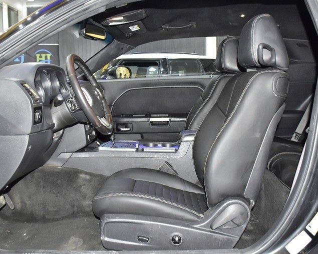 Подержанный Dodge Challenger R_T III Рестайлинг, 5.7 л, 2012 в Шардже от Honey Gidosha Used Cars Tr. Черный цвет.  | AUTO.AE