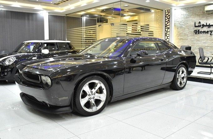 Подержанный Dodge Challenger R_T III Рестайлинг, 5.7 л, 2012 в Шардже от Honey Gidosha Used Cars Tr. Черный цвет.  | AUTO.AE