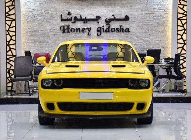 Подержанный Dodge Challenger SXT III Рестайлинг 2, 3.6 л, 2019 в Шардже от Honey Gidosha Used Cars Tr. Желтый цвет.  | AUTO.AE