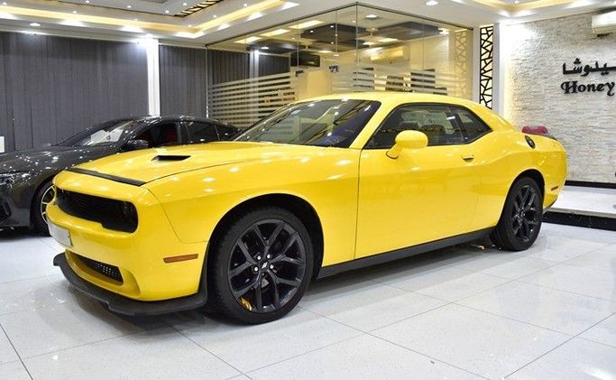 Подержанный Dodge Challenger SXT III Рестайлинг 2, 3.6 л, 2019 в Шардже от Honey Gidosha Used Cars Tr. Желтый цвет.  | AUTO.AE