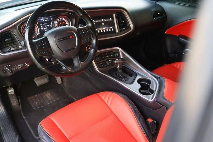 Подержанный Dodge Challenger R_T III Рестайлинг 2, 5.7 л, 2021 в Шардже от Al Bake Used Cars Черный цвет.  | AUTO.AE