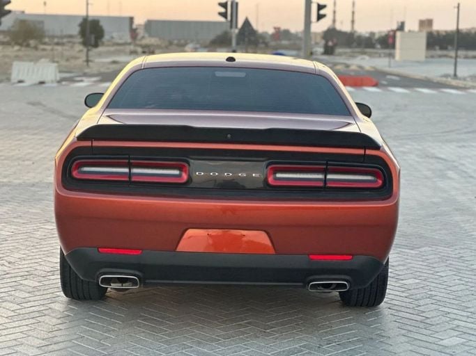Подержанный Dodge Challenger III Рестайлинг 2, 3.6 л, 2020 в Шардже от Al Aayan Used Cars Красный цвет. Other | AUTO.AE