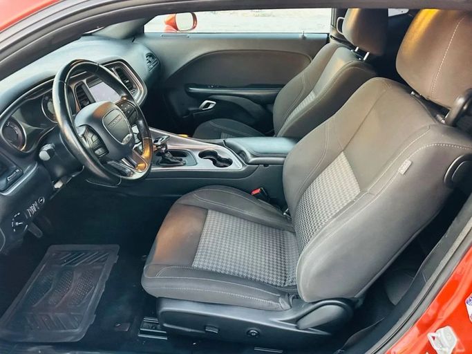 Подержанный Dodge Challenger III Рестайлинг 2, 3.6 л, 2020 в Шардже от Al Aayan Used Cars Красный цвет. Other | AUTO.AE