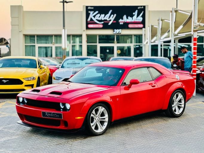 Подержанный Dodge Challenger R_T III Рестайлинг 2, 5.7 л, 2021 в Шардже от Kandy Cars Красный цвет. Американская | AUTO.AE