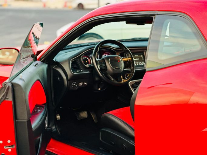 Подержанный Dodge Challenger R_T III Рестайлинг 2, 5.7 л, 2021 в Шардже от Kandy Cars Красный цвет. Американская | AUTO.AE