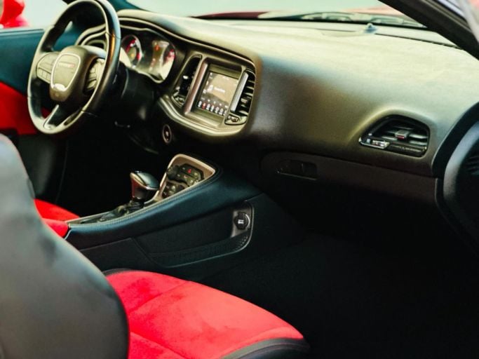 Подержанный Dodge Challenger R_T III Рестайлинг 2, 5.7 л, 2021 в Шардже от Kandy Cars Красный цвет. Американская | AUTO.AE