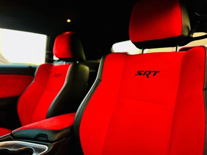 Подержанный Dodge Challenger R_T III Рестайлинг 2, 5.7 л, 2021 в Шардже от Kandy Cars Красный цвет. Американская | AUTO.AE