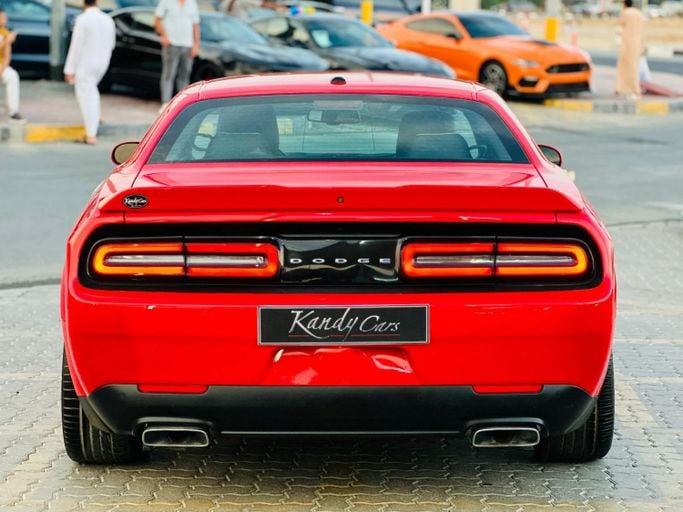 Подержанный Dodge Challenger R_T III Рестайлинг 2, 5.7 л, 2021 в Шардже от Kandy Cars Красный цвет. Американская | AUTO.AE