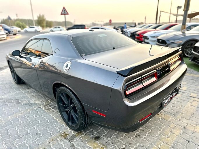 Подержанный Dodge Challenger R_T III Рестайлинг 2, 5.7 л, 2023 в Шардже от Kandy Cars Серый цвет. Американская | AUTO.AE