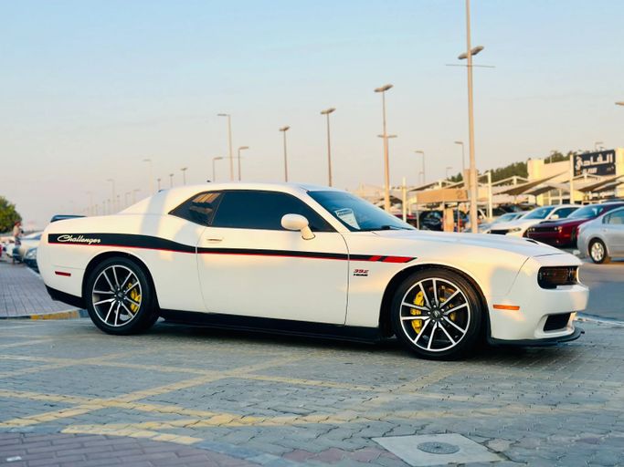 Подержанный Dodge Challenger SRT III Рестайлинг 2, 6.4 л, 2018 в Шардже от Kandy Cars Белый цвет. Американская | AUTO.AE
