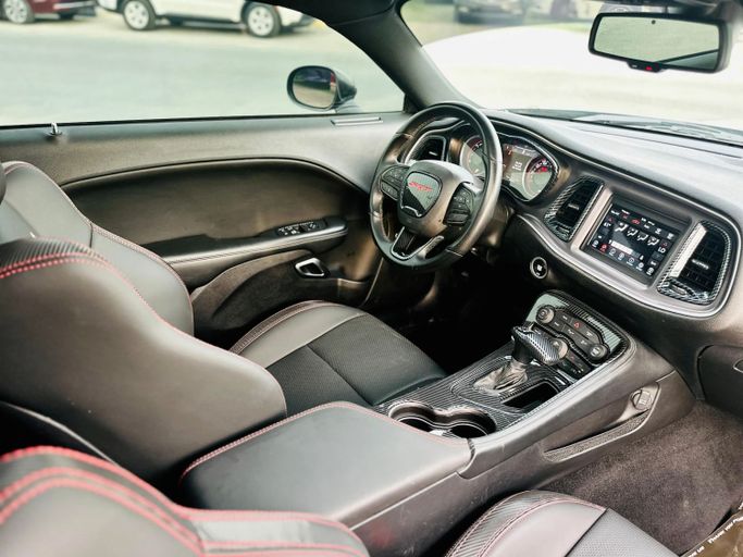 Подержанный Dodge Challenger GT III Рестайлинг 2, 3.6 л, 2022 в Шардже от Kandy Cars Серый цвет. Американская | AUTO.AE