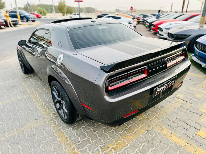 Подержанный Dodge Challenger GT III Рестайлинг 2, 3.6 л, 2022 в Шардже от Kandy Cars Серый цвет. Американская | AUTO.AE