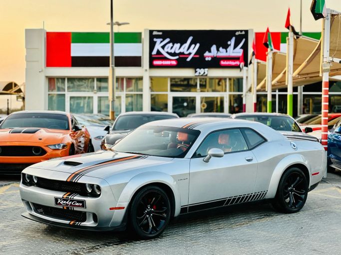 Подержанный Dodge Challenger R_T III Рестайлинг 2, 5.7 л, 2021 в Шардже от Kandy Cars Серый цвет. Американская | AUTO.AE