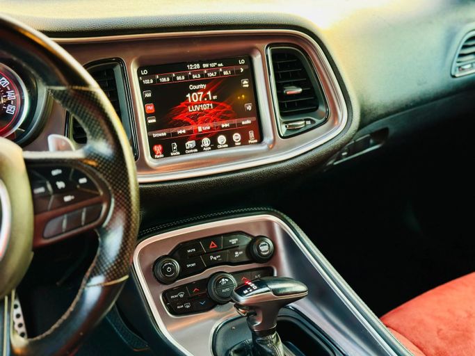 Подержанный Dodge Challenger R_T III Рестайлинг 2, 5.7 л, 2021 в Шардже от Kandy Cars Серый цвет. Американская | AUTO.AE