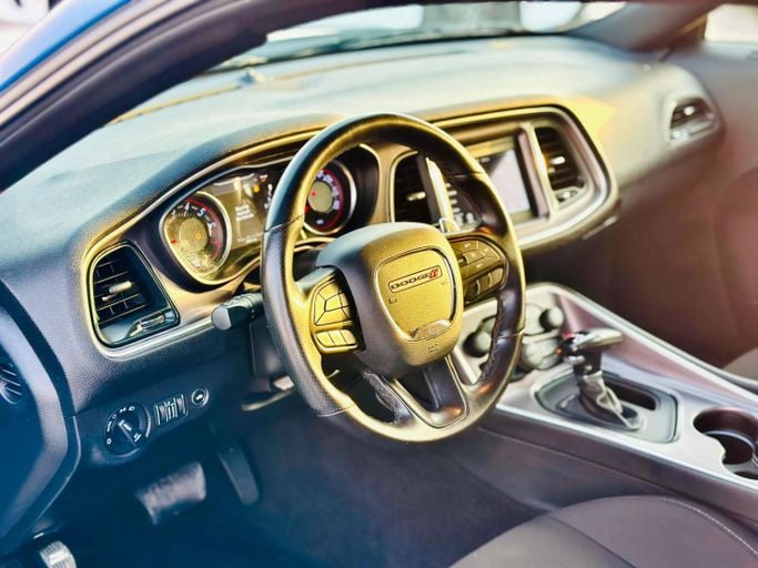Подержанный Dodge Challenger GT III Рестайлинг 2, 3.6 л, 2022 в Шардже от Kandy Cars Синий цвет. Американская | AUTO.AE