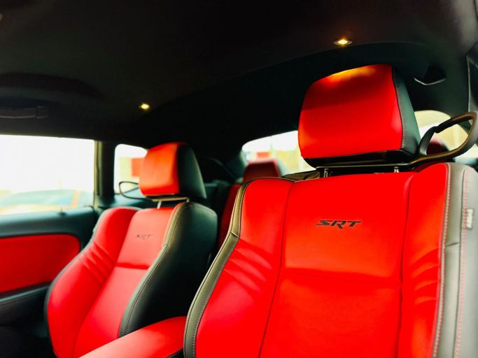 Подержанный Dodge Challenger R_T III Рестайлинг 2, 5.7 л, 2021 в Шардже от Kandy Cars Черный цвет. Американская | AUTO.AE
