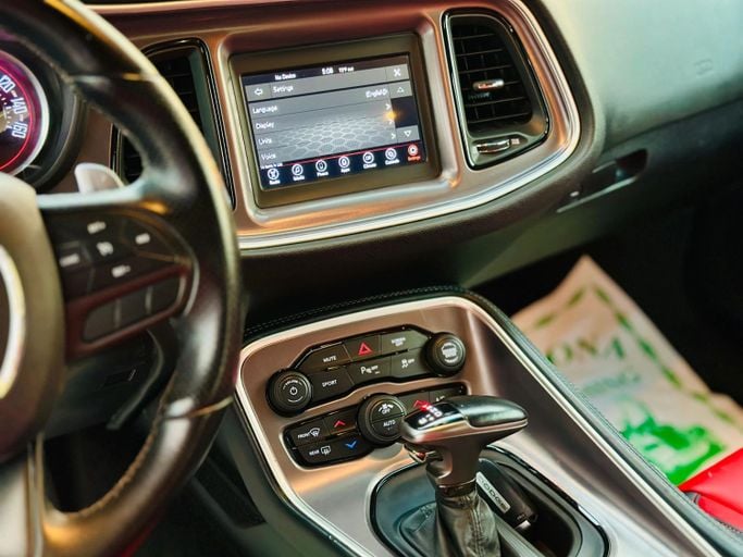 Подержанный Dodge Challenger R_T III Рестайлинг 2, 5.7 л, 2021 в Шардже от Kandy Cars Черный цвет. Американская | AUTO.AE