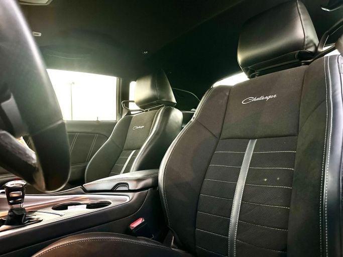 Подержанный Dodge Challenger SXT III Рестайлинг 2, 3.6 л, 2021 в Шардже от Kandy Cars Серый цвет. Американская | AUTO.AE