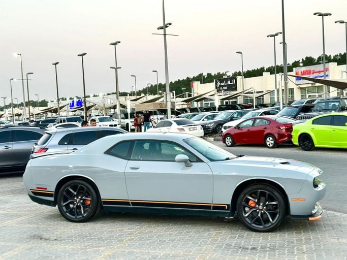 Подержанный Dodge Challenger SXT III Рестайлинг 2, 3.6 л, 2021 в Шардже от Kandy Cars Серый цвет. Американская | AUTO.AE