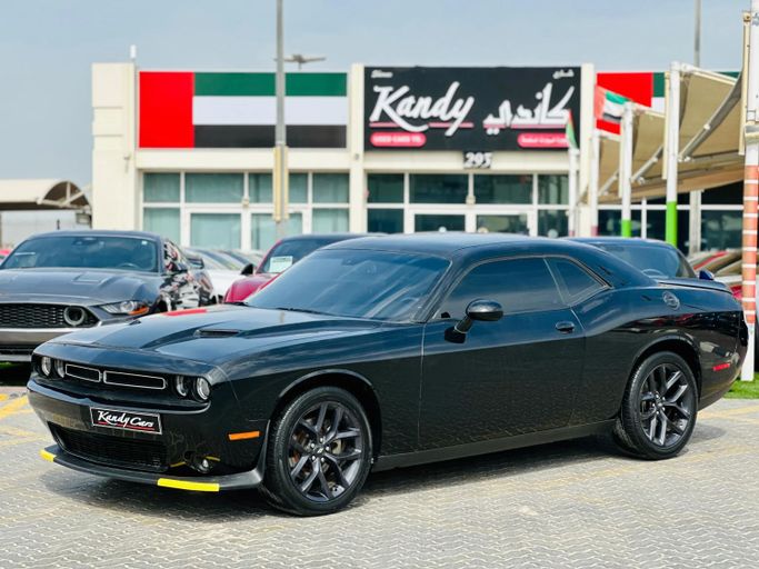 Подержанный Dodge Challenger SXT III Рестайлинг 2, 3.6 л, 2022 в Шардже от Kandy Cars Черный цвет. Американская | AUTO.AE