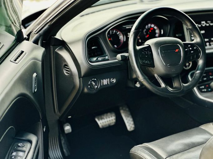 Подержанный Dodge Challenger SXT III Рестайлинг 2, 3.6 л, 2022 в Шардже от Kandy Cars Черный цвет. Американская | AUTO.AE