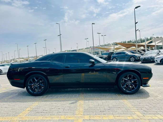 Подержанный Dodge Challenger SXT III Рестайлинг 2, 3.6 л, 2022 в Шардже от Kandy Cars Черный цвет. Американская | AUTO.AE