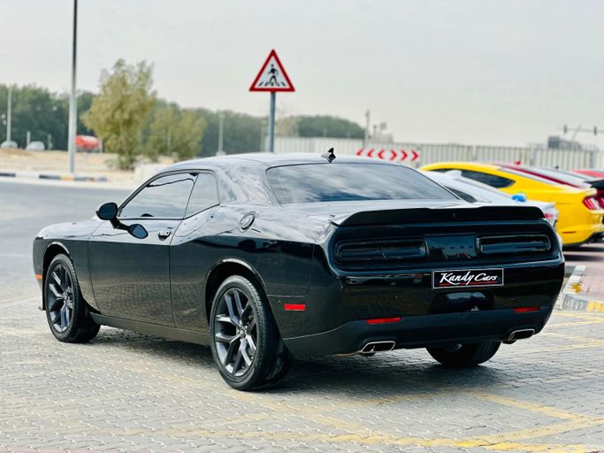 Подержанный Dodge Challenger SXT III Рестайлинг 2, 3.6 л, 2022 в Шардже от Kandy Cars Черный цвет. Американская | AUTO.AE