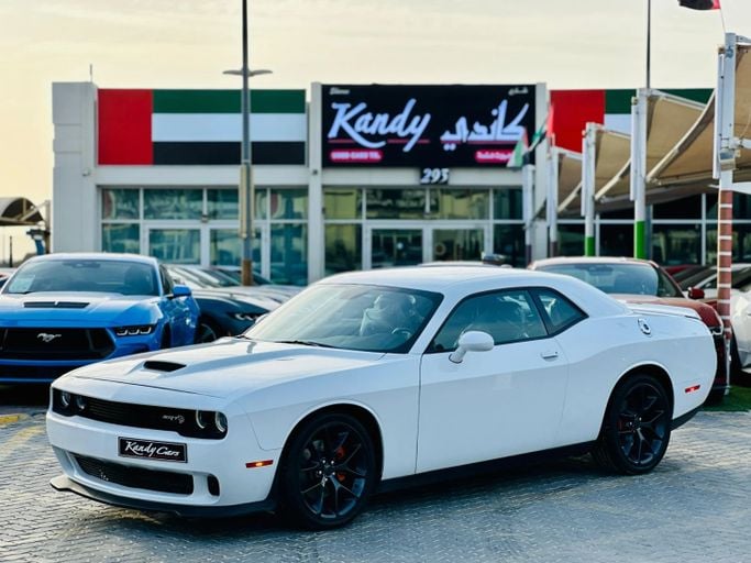 Подержанный Dodge Challenger GT III Рестайлинг 2, 3.6 л, 2022 в Шардже от Kandy Cars Белый цвет. Американская | AUTO.AE
