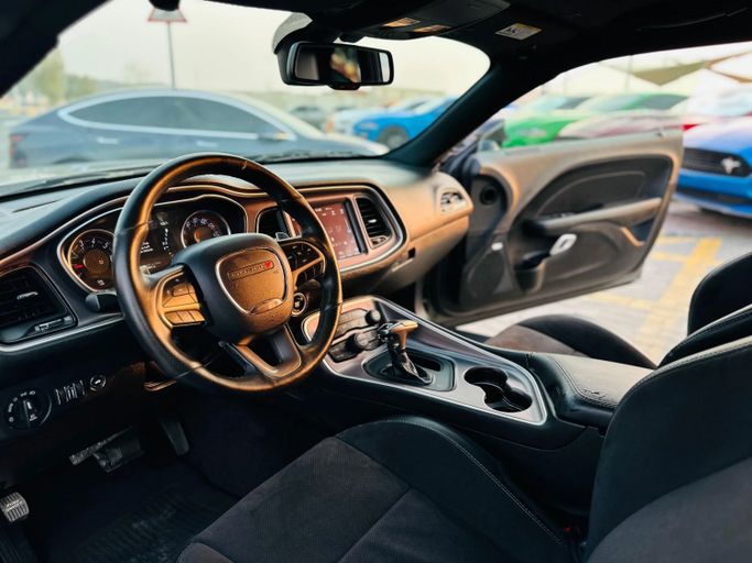 Подержанный Dodge Challenger GT III Рестайлинг 2, 3.6 л, 2019 в Шардже от Kandy Cars Серый цвет. Американская | AUTO.AE